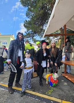 Pirati s Karibov z mladim gusarjem in papigo, v katero so oblekli kar štirinožnega člana.